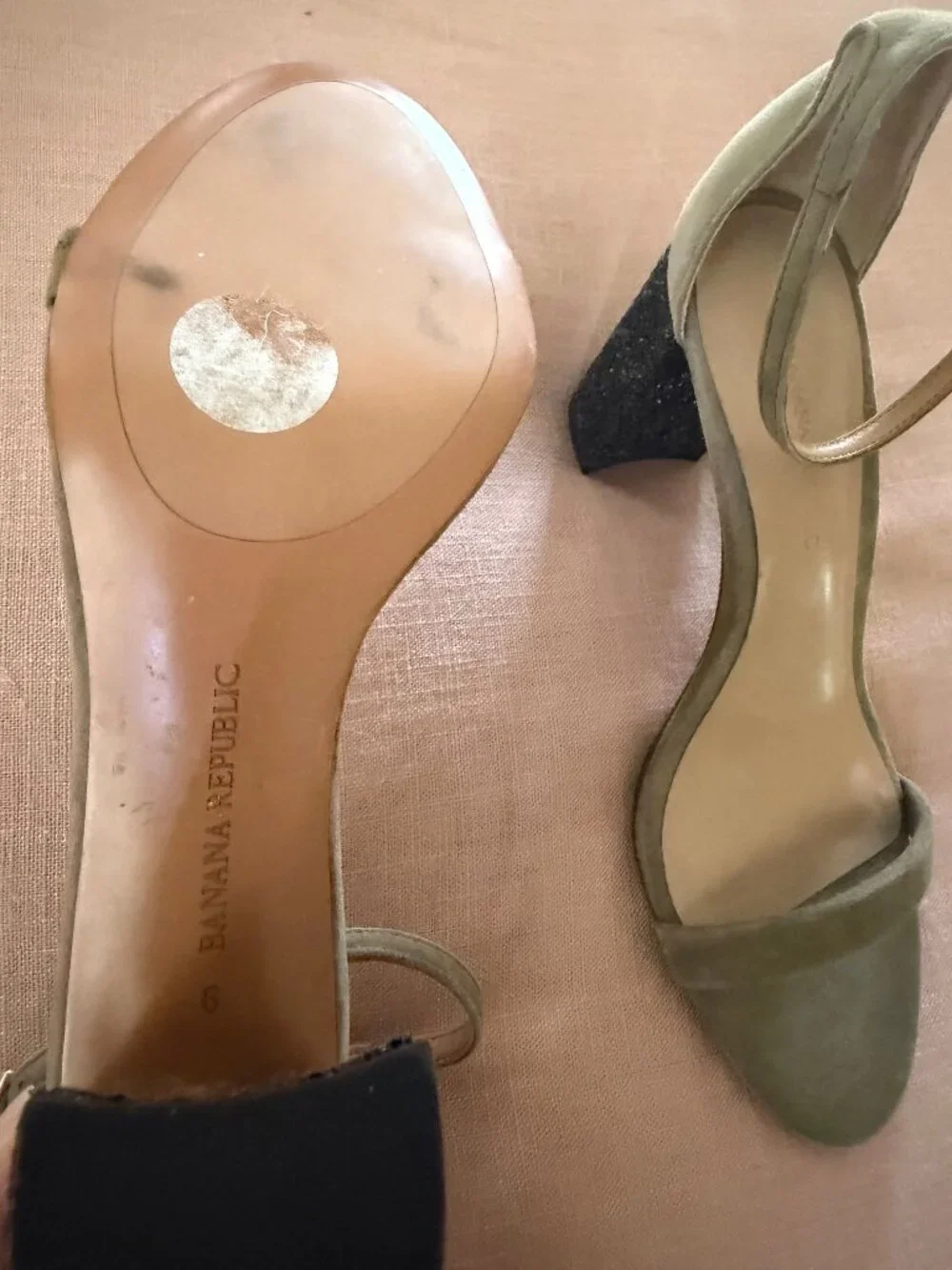 Banana Republic Size 6 Suede Heel Never Worn